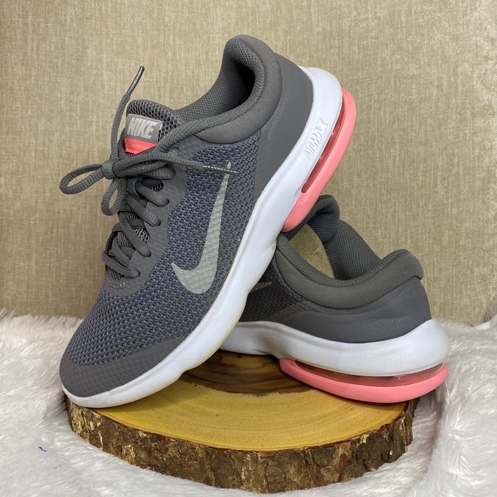 Nike Girls' AIR MAX ADVANTAGE (GS) Big Kids
Shoes Sneakers